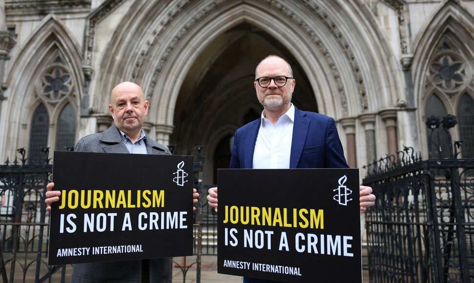Žurnalistai Trevoras Birney ir Barry McCaffrey / Mina Kim / REUTERS