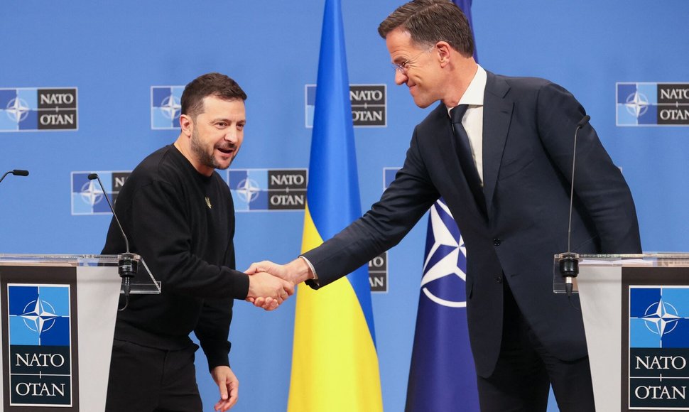 Ukrainos prezidentas Volodymyras Zelenskis ir NATO vadovas Markas Rutte / FRANCOIS WALSCHAERTS / AFP