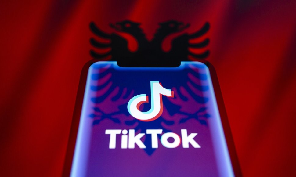 „TikTok“ Albanijos vėliavos fone / Andre M. Chang / ZUMAPRESS.com