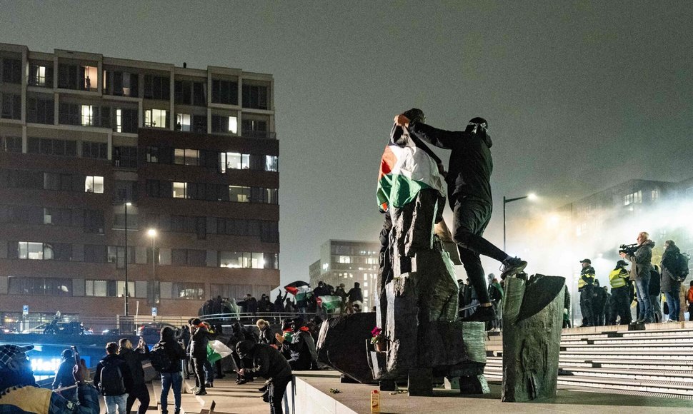 Palestiniečius palaikančių asmenų demonstracija Amsterdame / JEROEN JUMELET / AFP