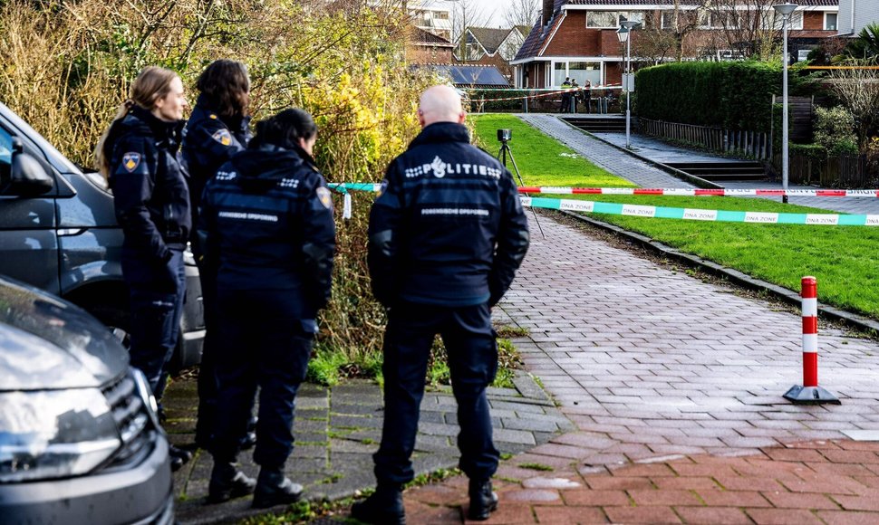 Policija tiria nusikaltimo vietą / JEFFREY GROENEWEG / AFP