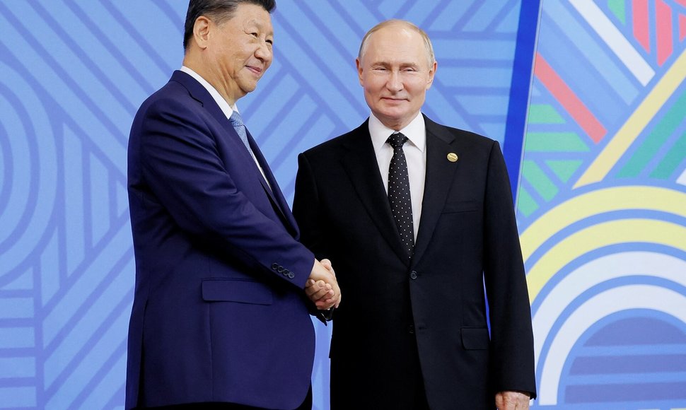 Xi Jinpingas su V. Putinu / Maxim Shemetov / REUTERS