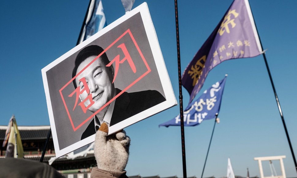 Protesto metu panaudotas Yoon Suk-yeolo atvaizdas / YASUYOSHI CHIBA / AFP