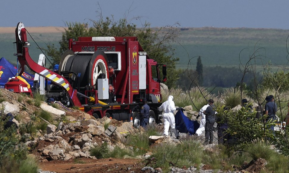 Gelbėjimo operacija Pietų Afrikoje esančioje aukso kasykloje / Themba Hadebe / AP