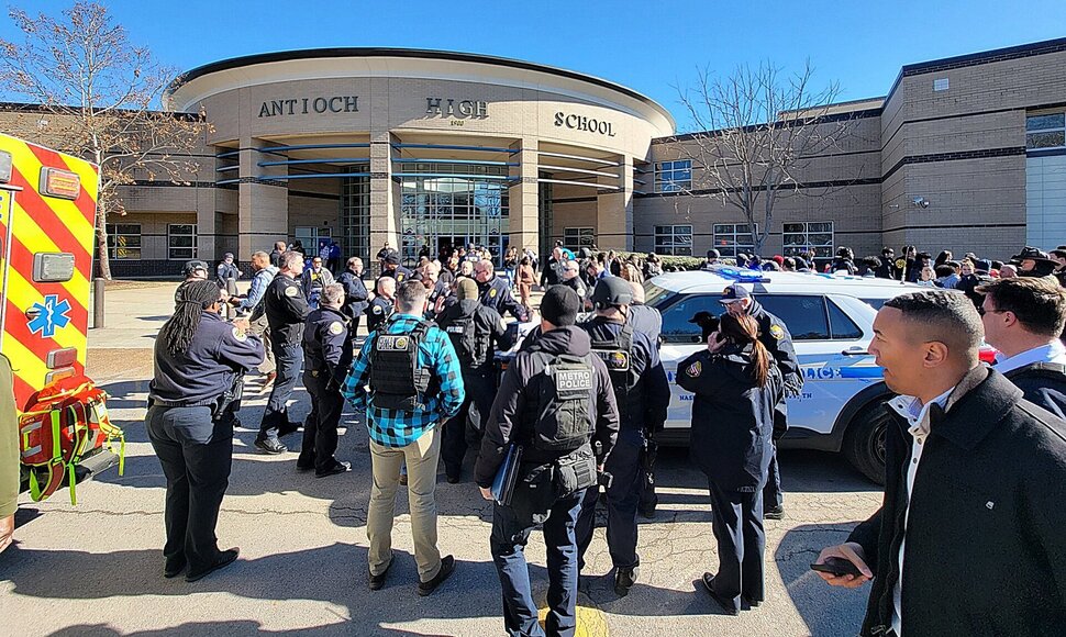 Našvilio Antioko mokykloje susibūrusi minia / Metro Nashville PD / ZUMAPRESS.com