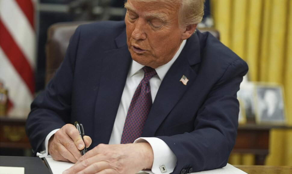 D. Trumpas pasirašo įsakus / Evan Vucci / AP