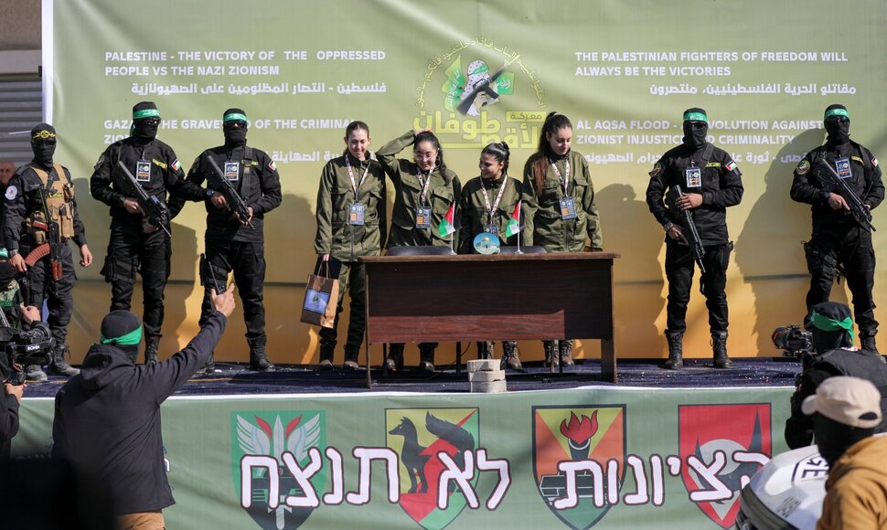 &bdquo;Hamas&ldquo; Raudonajam Kryžiui Gazoje perdavė keturias izraelietes įkaites / Dawoud Abu Alkas / REUTERS