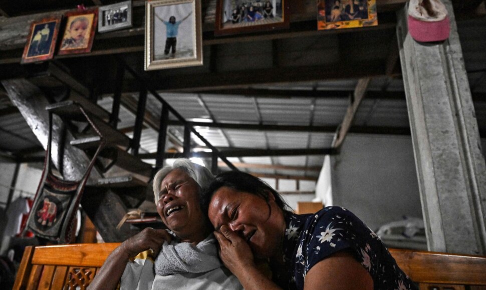 Vieno iš tailandiečio įkaitų tėvai / LILLIAN SUWANRUMPHA / AFP