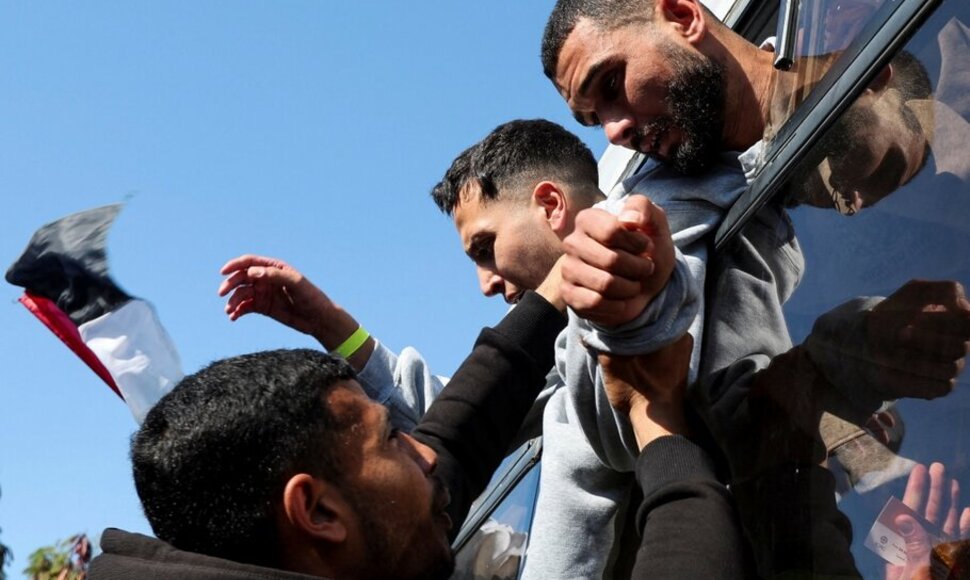 Pasitinkami išlaisvinti palestiniečių kaliniai / Ramadan Abed / REUTERS