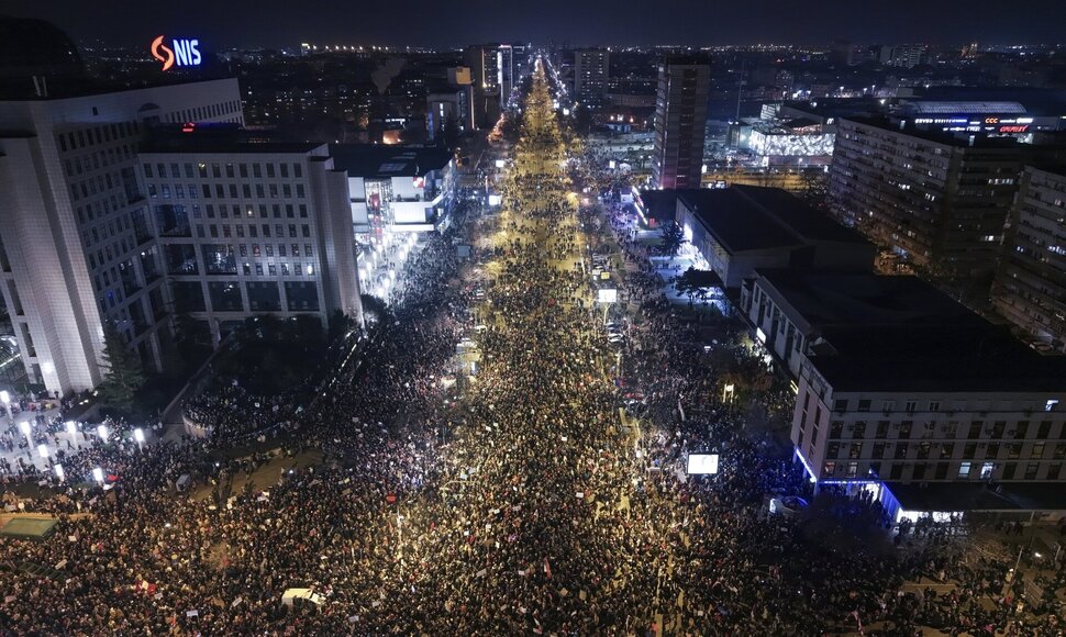 Serbijos studentai surengė naktinę tilto blokadą / Armin Durgut / AP