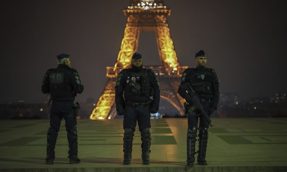 Prancūzijos policininkai prie Eifelio bokšto / Aurelien Morissard / AP