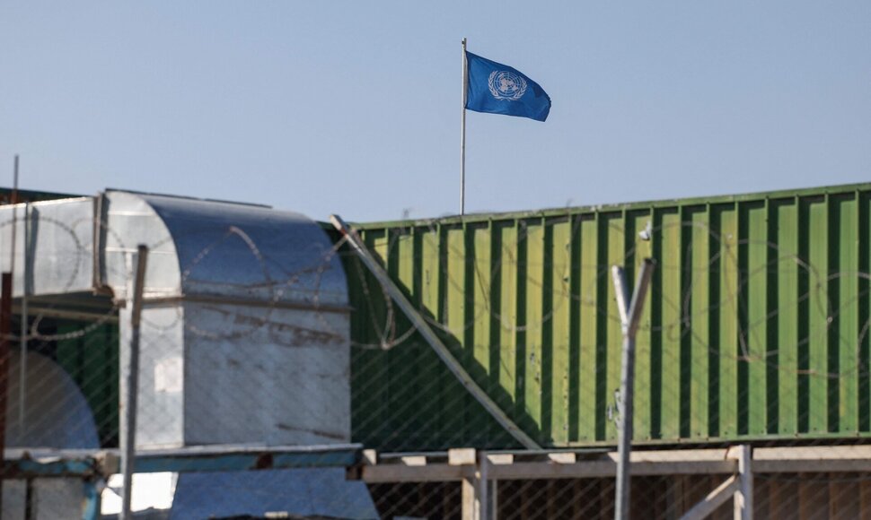 UNRWA vėliava plevėsuoja okupuotame Vakarų Krante / AHMAD GHARABLI / AFP