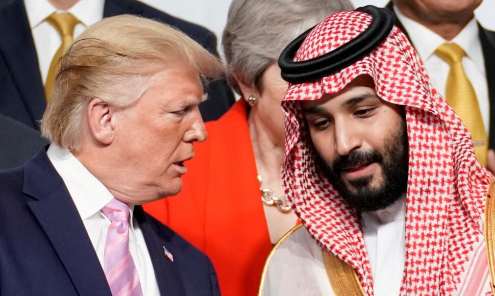 D. Trumpas kalbasi su Saudo Arabijos princu  Mohammedu bin Salmanu / Kevin Lamarque / REUTERS