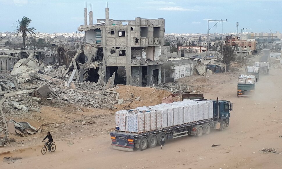 Sunkvežimis su humanitarine pagalba Gazos Ruože / HUSSAM AL-MASRI / REUTERS