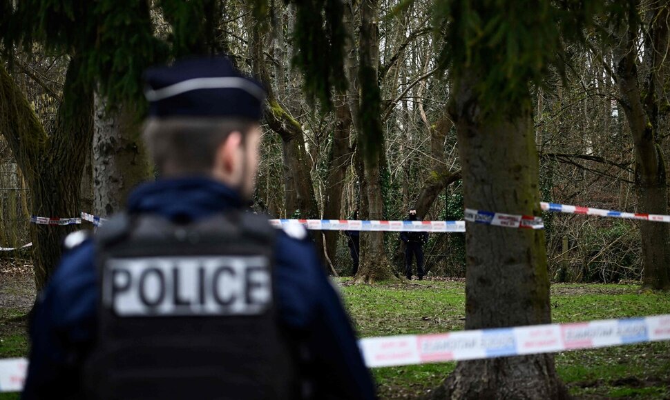 Policija vykdo paie&scaron;ką / JULIEN DE ROSA / AFP