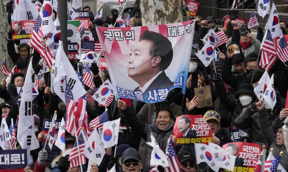 Yoon Suk-yeolo rėmėjai iškėlę plakatą su jo atvaizdu / Ahn Young-joon / AP