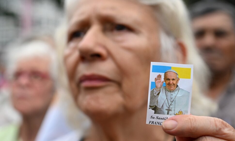 Žmonės meldžiasi už popiežiaus pasveikimą / LUIS ROBAYO / AFP