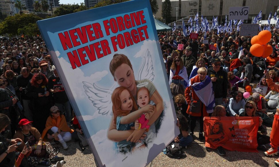 Izraelis gedi žuvusių įkaitų  / AHMAD GHARABLI / AFP