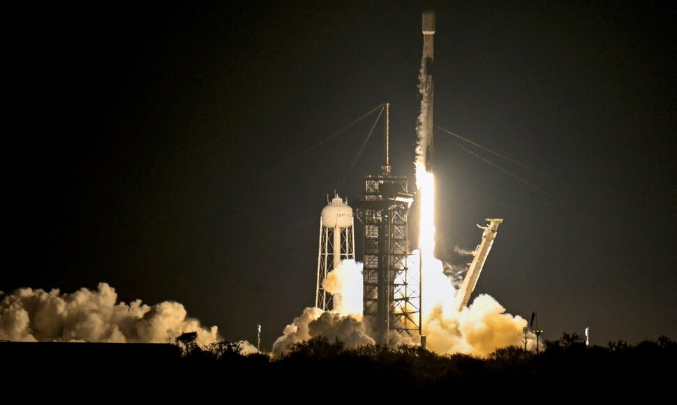 „SpaceX“ raketa „Falcon 9“ paleidimo metu / Steve Nesius / REUTERS