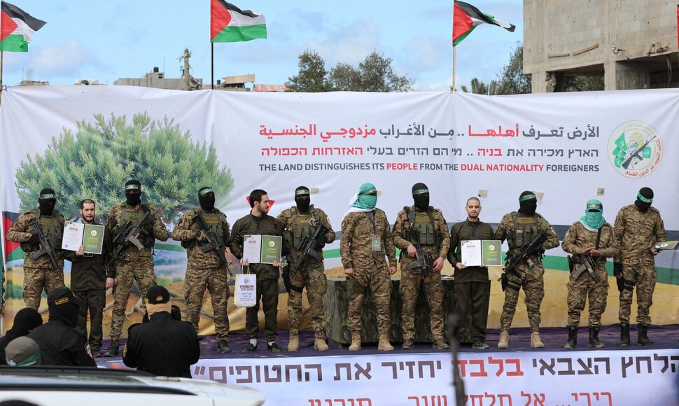 Islamistų grupuotė „Hamas“ šeštadienį paleido dar tris įkaitus / Ramadan Abed / REUTERS