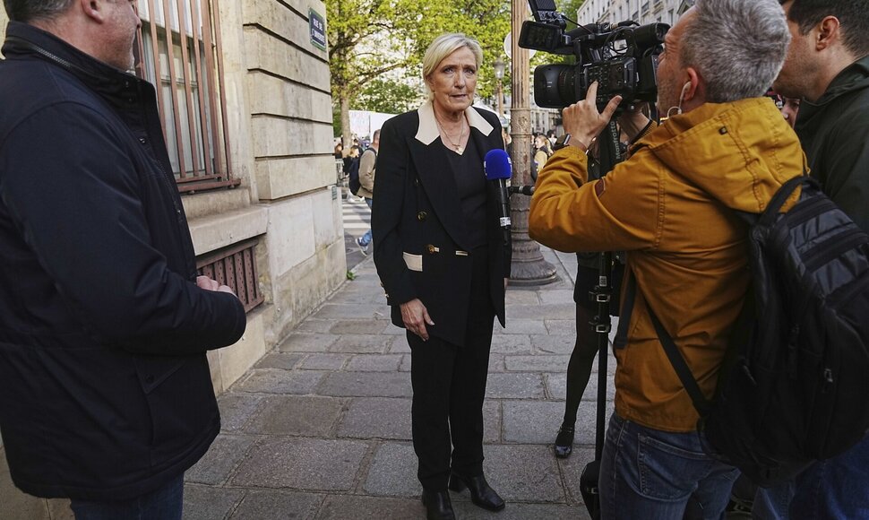 Marine Le Pen kalba su žurnalistais / Thibault Camus / AP