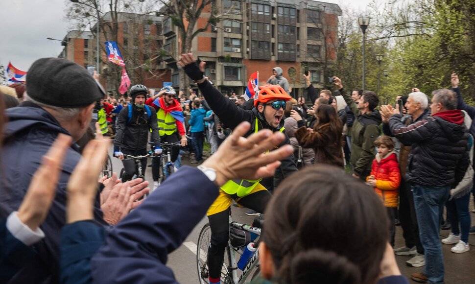 Serbijos studentai dviračiais keliauja Strasbūro link / ANDREJ ISAKOVIC / AFP