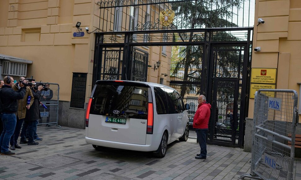 Į Rusijos konsulatą Stambule atvyko rusų delegacija / YASIN AKGUL / AFP