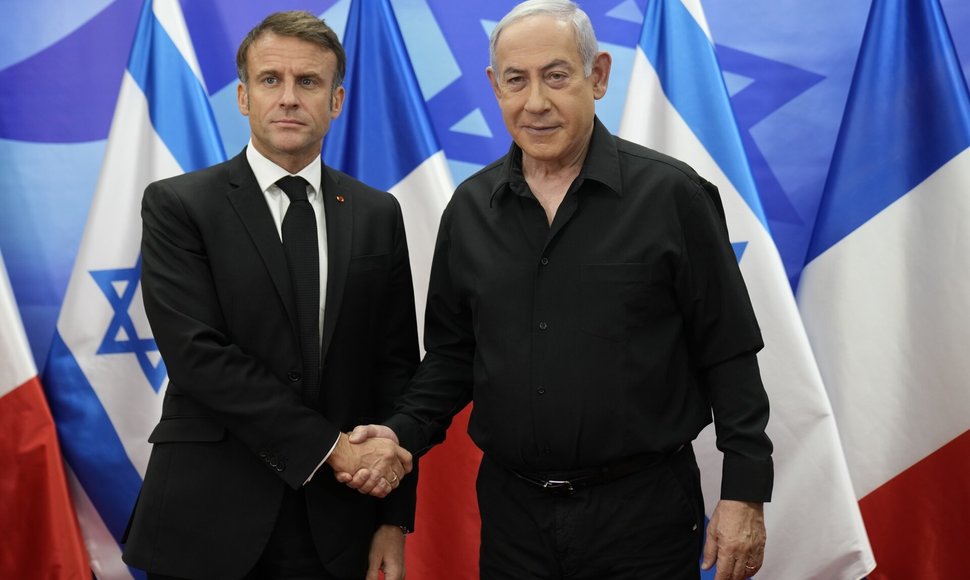 Emmanuelis Macronas ir Benjaminas Netanyahu / Christophe Ena / AP