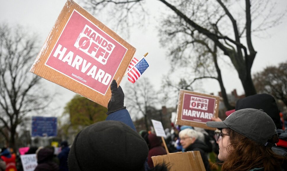 Protestas prie Harvardo universiteto Kembridže / Nicholas Pfosi / REUTERS