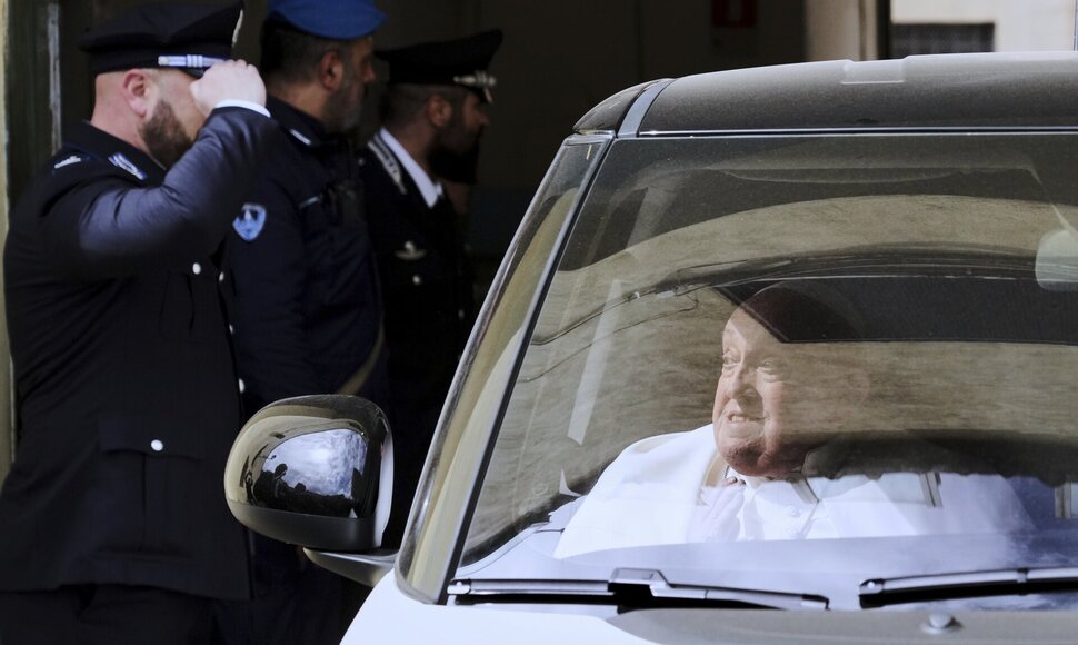 Popiežius pakeliui į vizitą Romos kalėjime / Andrew Medichini / AP