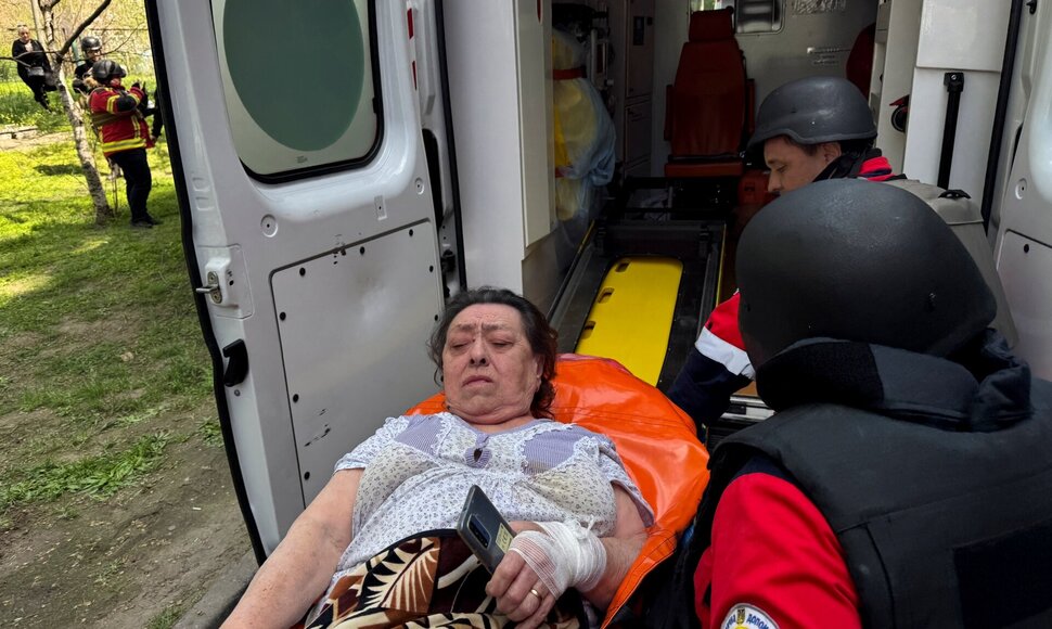 Evakuojama sužeistoji po Rusijos smūgio Zaporižioje / Stringer / REUTERS