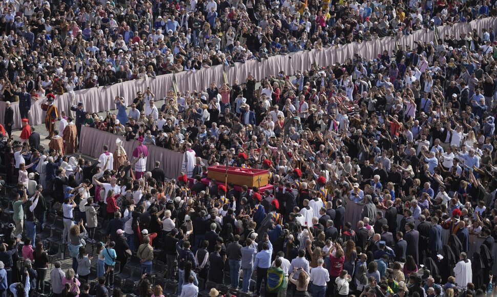 Popiežiaus Pranci&scaron;kaus &scaron;arvojimo procesija &Scaron;v. Petro aik&scaron;tėje / Markus Schreiber / AP