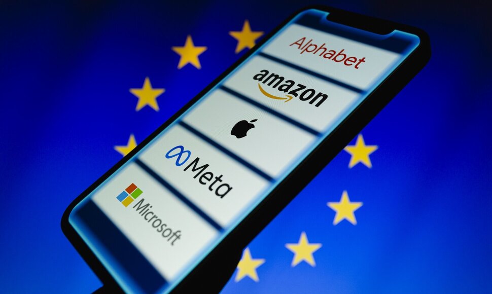 JAV įmonių logotipai telefono ekrane / Andre M. Chang / ZUMAPRESS.com