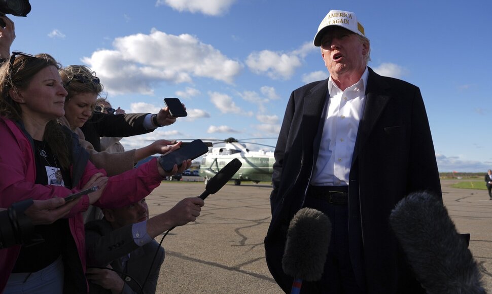 D. Trumpas su žurnalistais / Evan Vucci / AP