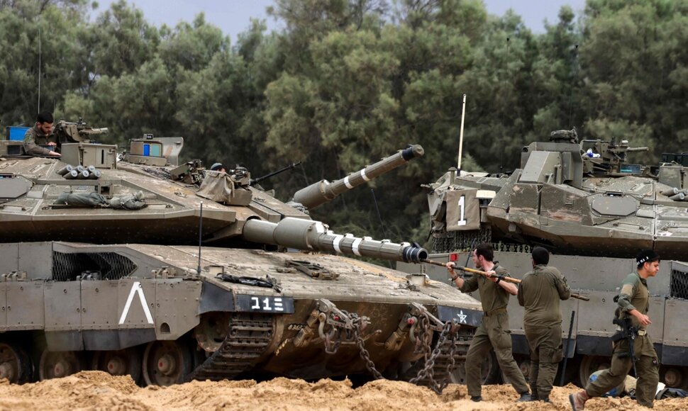 Izraelio kariuomenės tankai / MENAHEM KAHANA / AFP