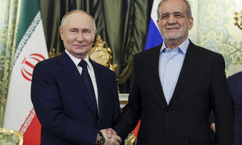 V. Putinas su M. Pezeshkianu  / Vyacheslav Prokofyev / AP