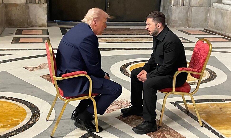 Donaldo Trumpo ir Volodymyro Zelenskio susitikimas Vatikane / HANDOUT / AFP