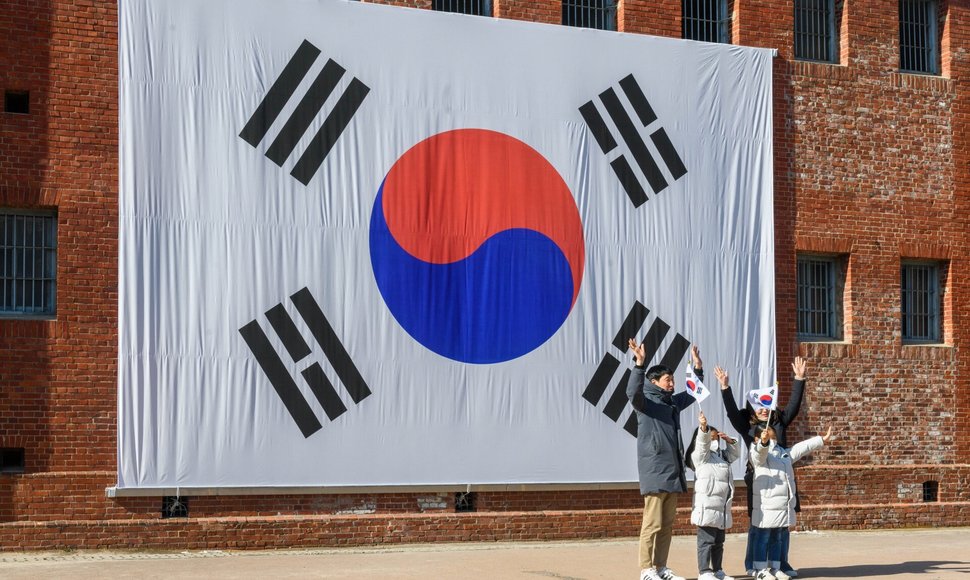 Pietų Korėjoje šeima daro nuotrauką su nacionaline vėliava / Kim Jae-Hwan / ZUMAPRESS.com