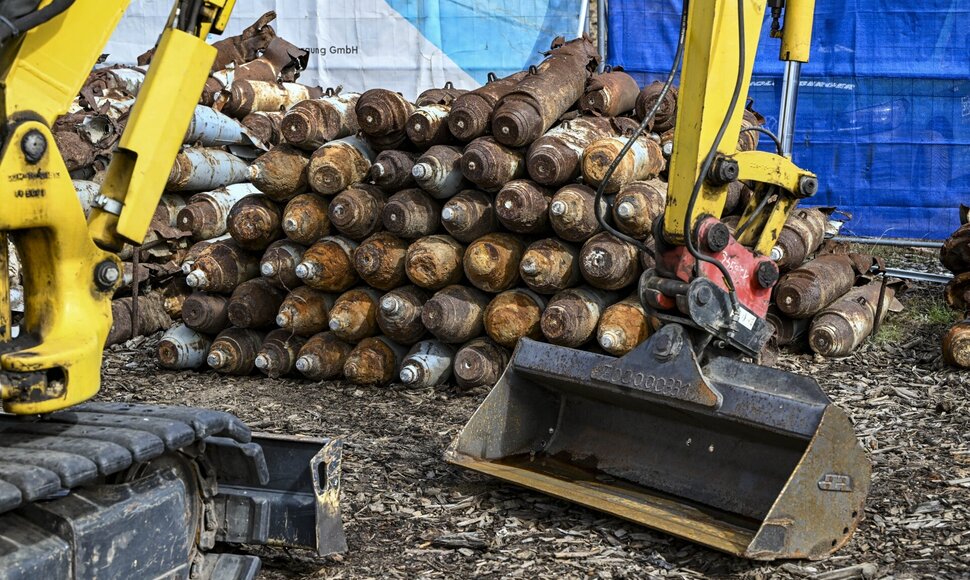 Nesprogusių kasetinių šaudmenų rinkimas Vokietijoje. / Jens Kalaene / dpa/picture-alliance
