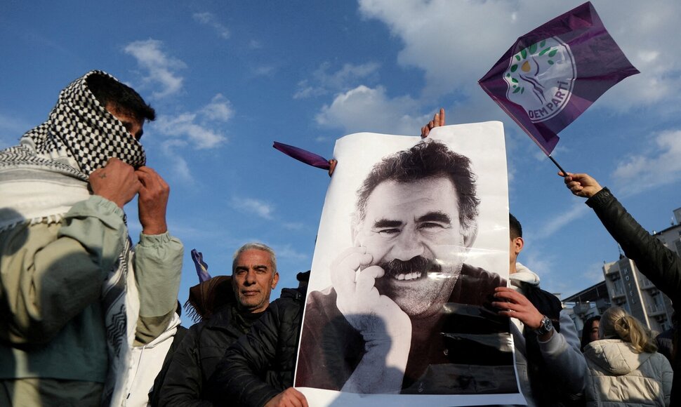 Demonstrantai laiko kurdų lyderio plakatą / Sertac Kayar / REUTERS