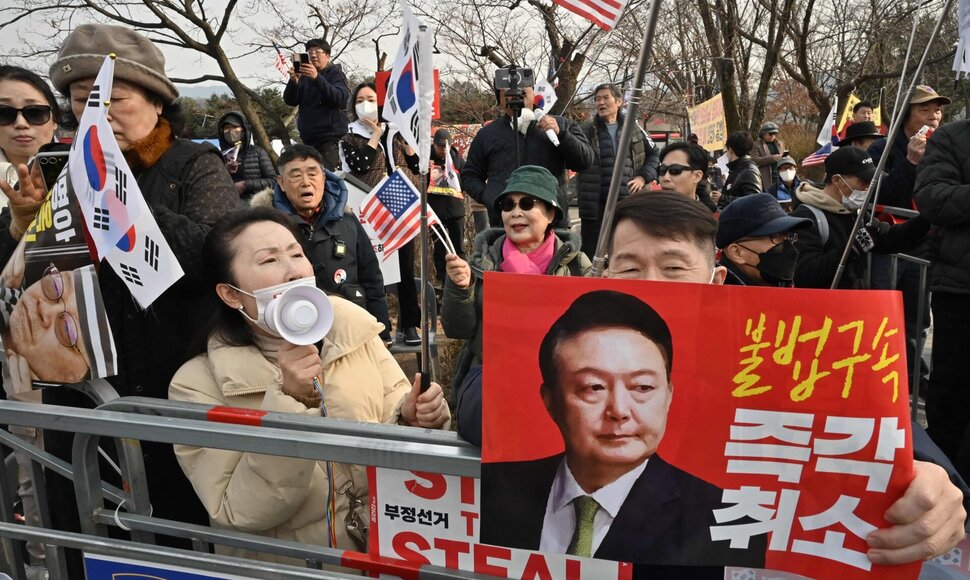 Nušalinto Pietų Korėjos prezidento Yoon Suk-yeolo šalininkai / JUNG YEON-JE / AFP