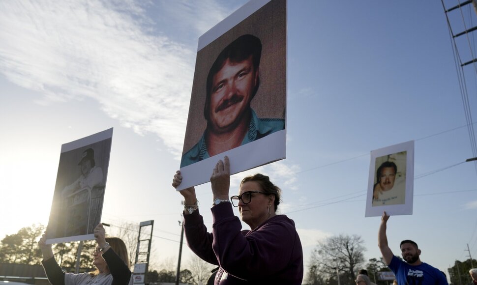 Žmonės protestuoja prie&scaron; egzekuciją Bradui Sigmonui / Chris Carlson / AP