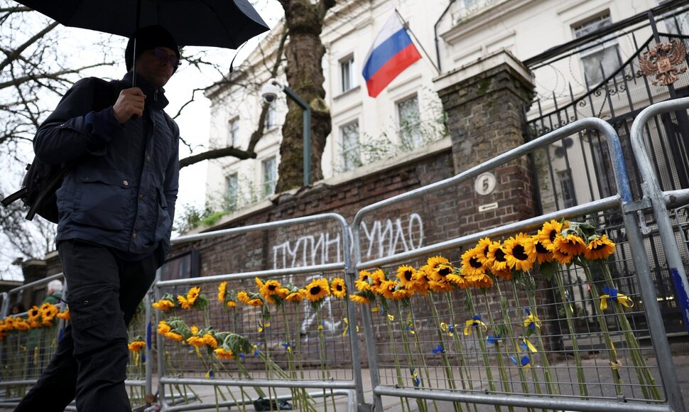 Prie rusų ambasados Londone / HENRY NICHOLLS / REUTERS