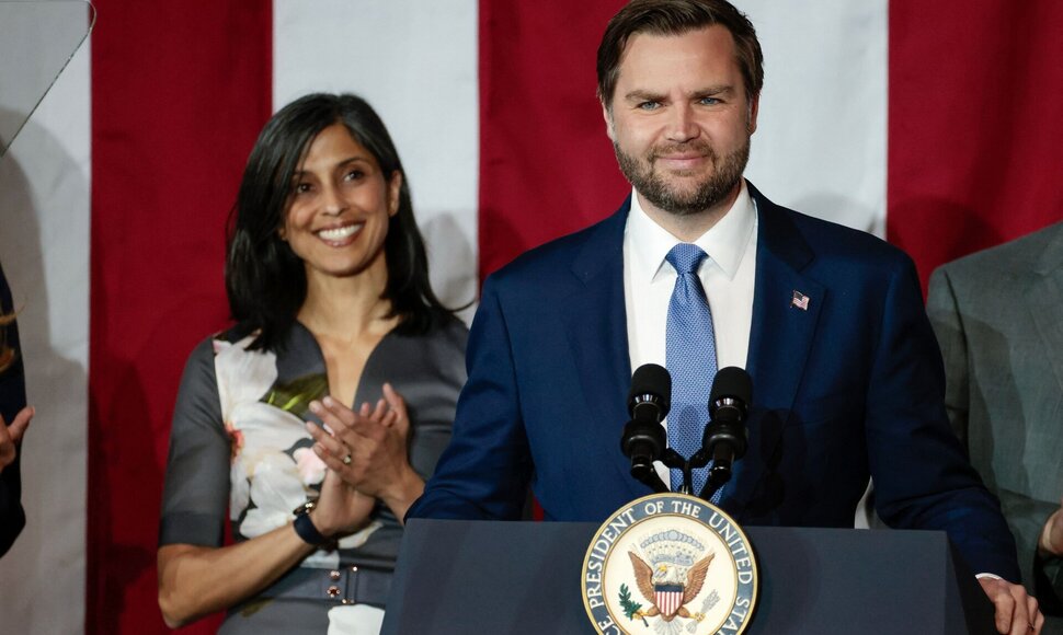 J. D. Vance'as su žmona Usha / JEFF KOWALSKY / AFP