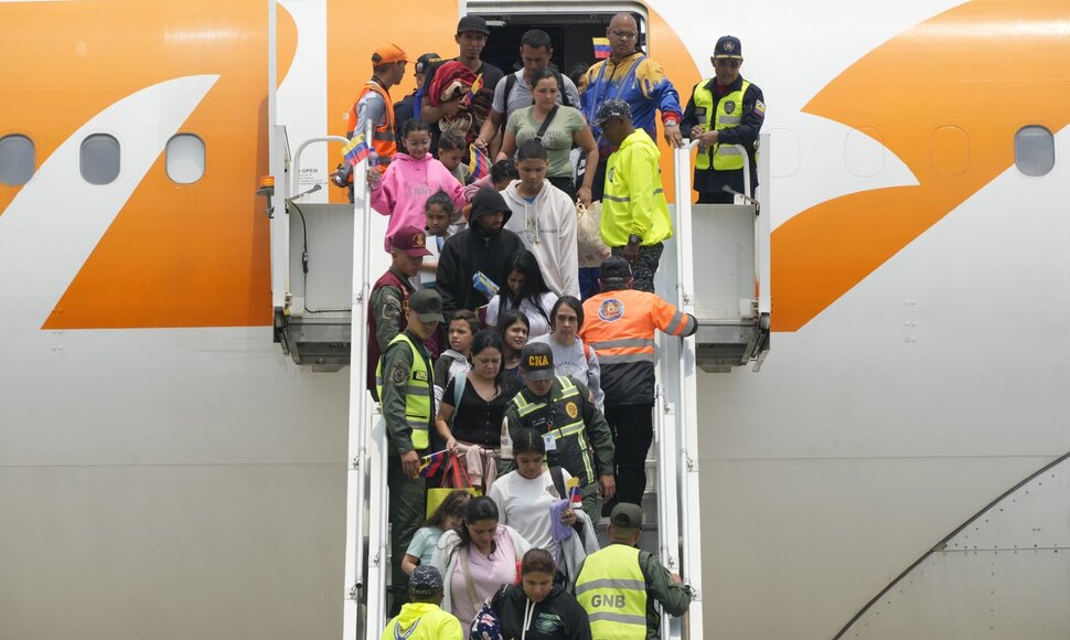 Lėktuvas su migrantais / Ariana Cubillos / AP