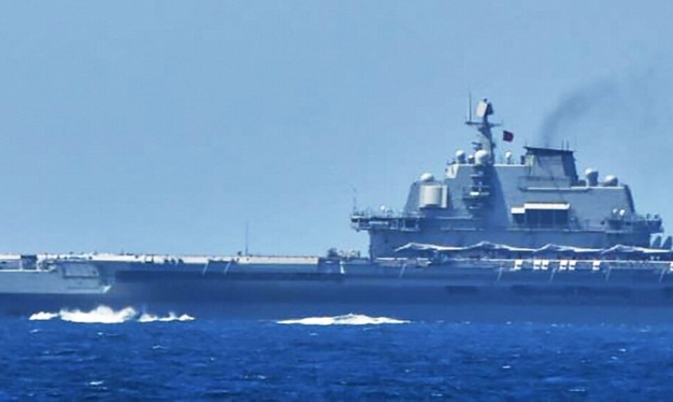 Kinijos lėktuvnešių „Liaoning“ grupės laivas / HANDOUT / AFP