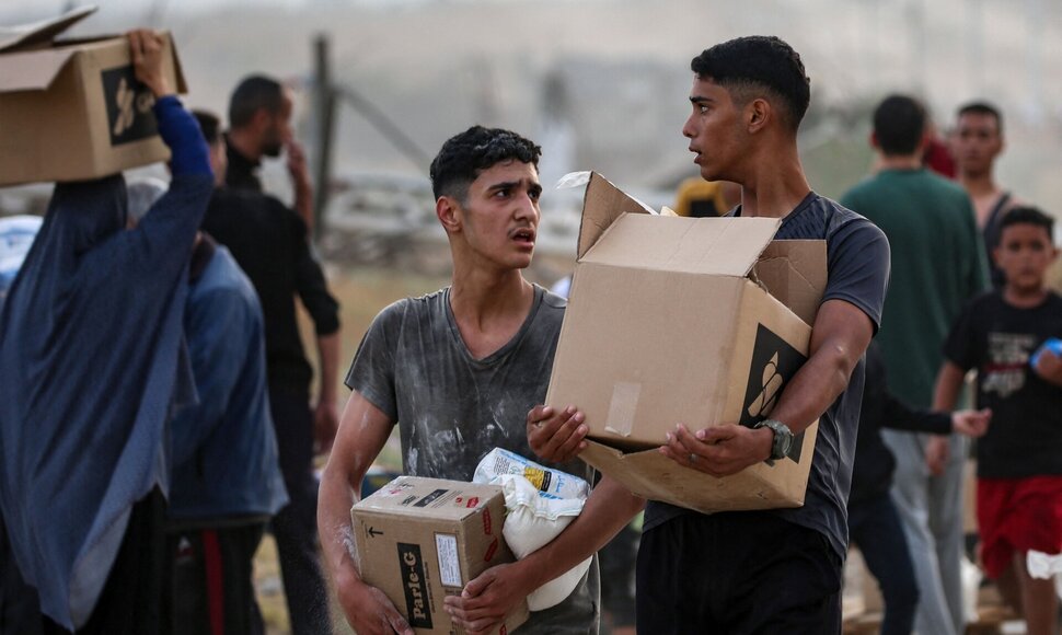 Palestiniečiai atsiima davinius Gazos Ruožo pagalbos skirstymo punkte / EYAD BABA / AFP