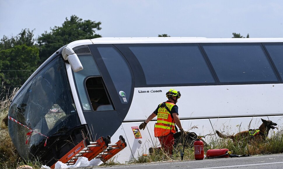 Prancūzijoje apvirto autobusas / JEAN-FRANCOIS MONIER / AFP
