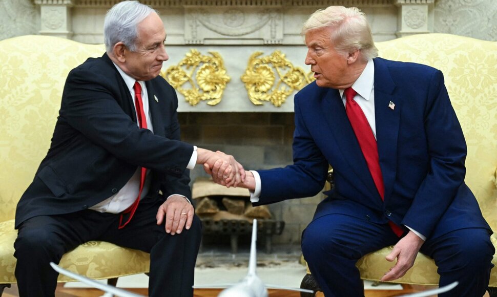Benjaminas Netanyahu ir Donaldas Trumpas / SAUL LOEB / AFP