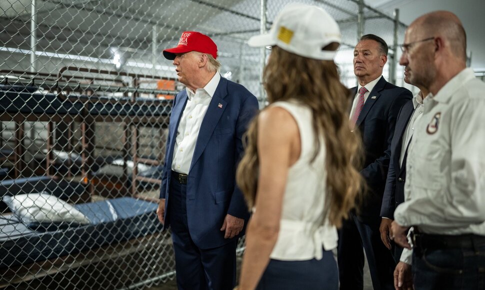 D. Trumpas lankosi centre / White House / ZUMAPRESS.com